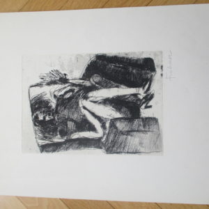 Frohner, Adolf -  Sitzende Frau in einem Sofa mit übergeschlagenen Beinen.