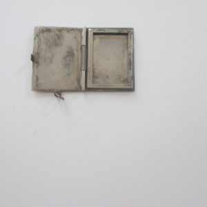 Libro de miniatura sin contenido.